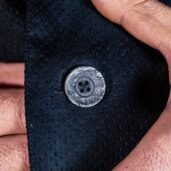 Bottone Giacca Cropped Sartoriale in Alcantara Nera | Juri Carissimi