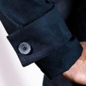 Dettaglio manica Giacca Cropped Sartoriale in Alcantara Nera | Juri Carissimi