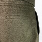Tasca posteriore Pantalone Sartoriale in Juta color Muschio | Juri Carissimi