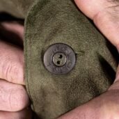 juri-carissimi-abito-rever-moss-bottone