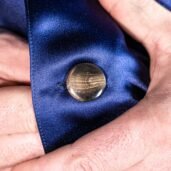 juri-carissimi-abito-rever-raso-blu-bottone