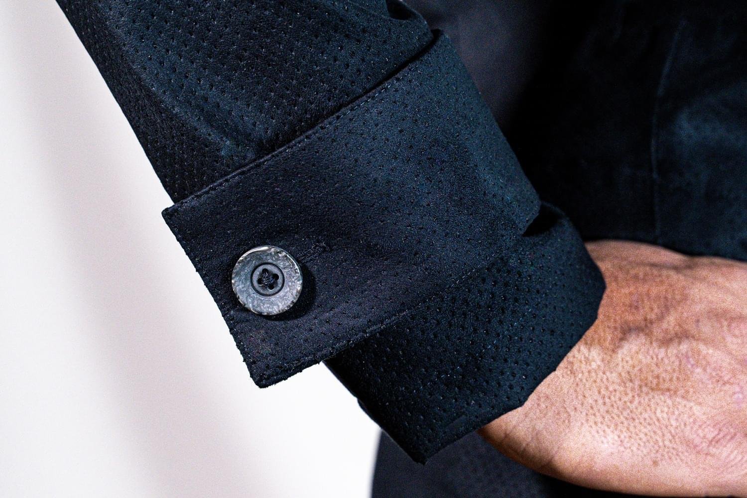 juri-carissimi-abito-boilerino-alcantara-nera-bottone-manica Dettaglio manica Giacca Cropped Sartoriale in Alcantara Nera | Juri Carissimi