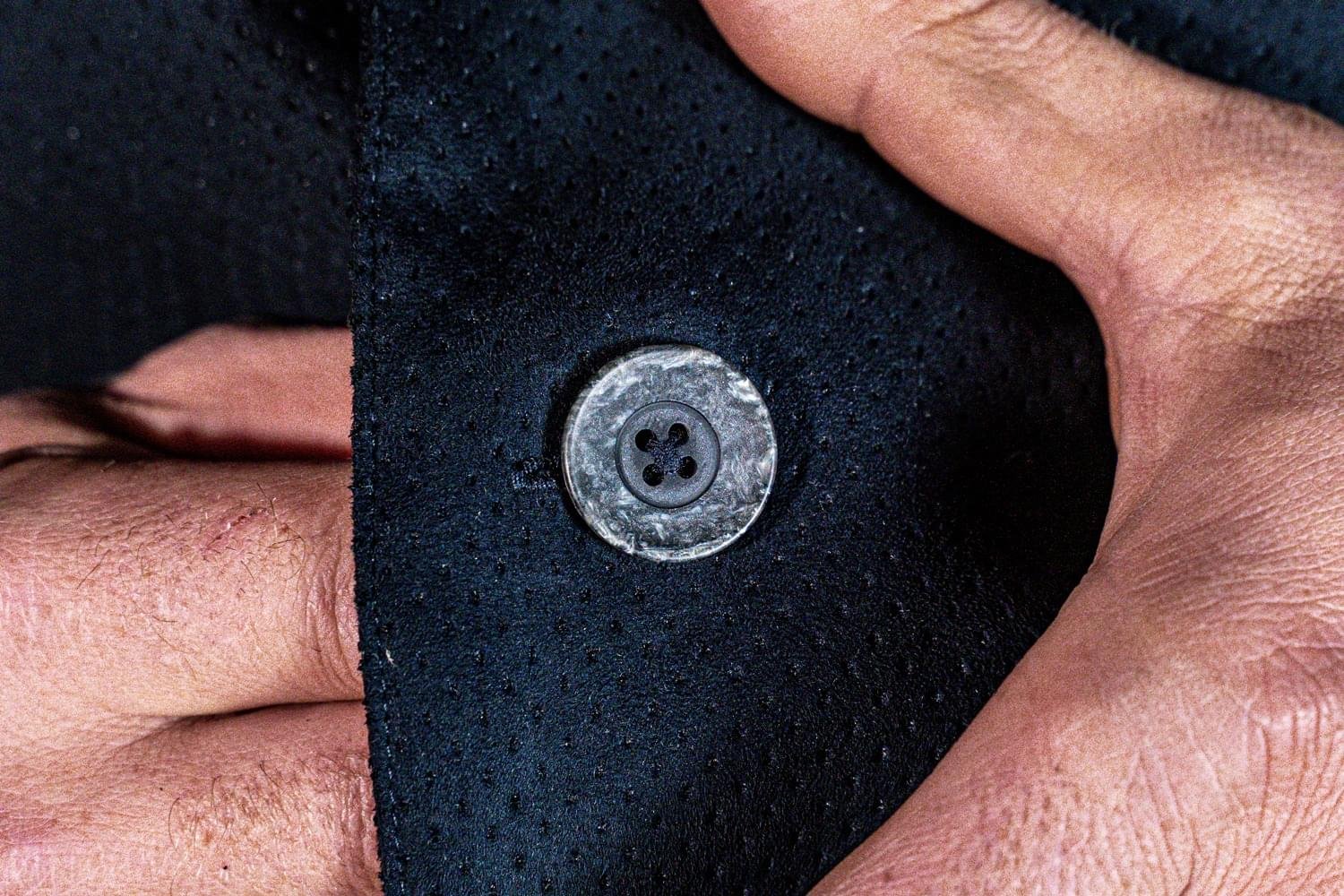 juri-carissimi-abito-boilerino-alcantara-nera-bottone Bottone Giacca Cropped Sartoriale in Alcantara Nera | Juri Carissimi
