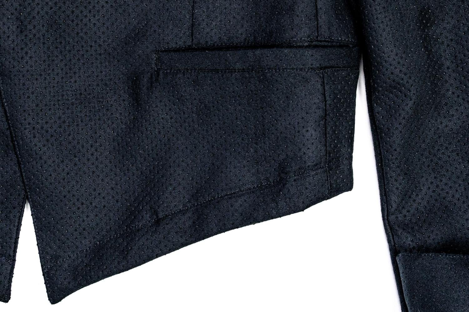 juri-carissimi-abito-boilerino-alcantara-nera-tasca-frontale Tasca frontale Giacca Cropped Sartoriale in Alcantara nera | Juri Carissimi