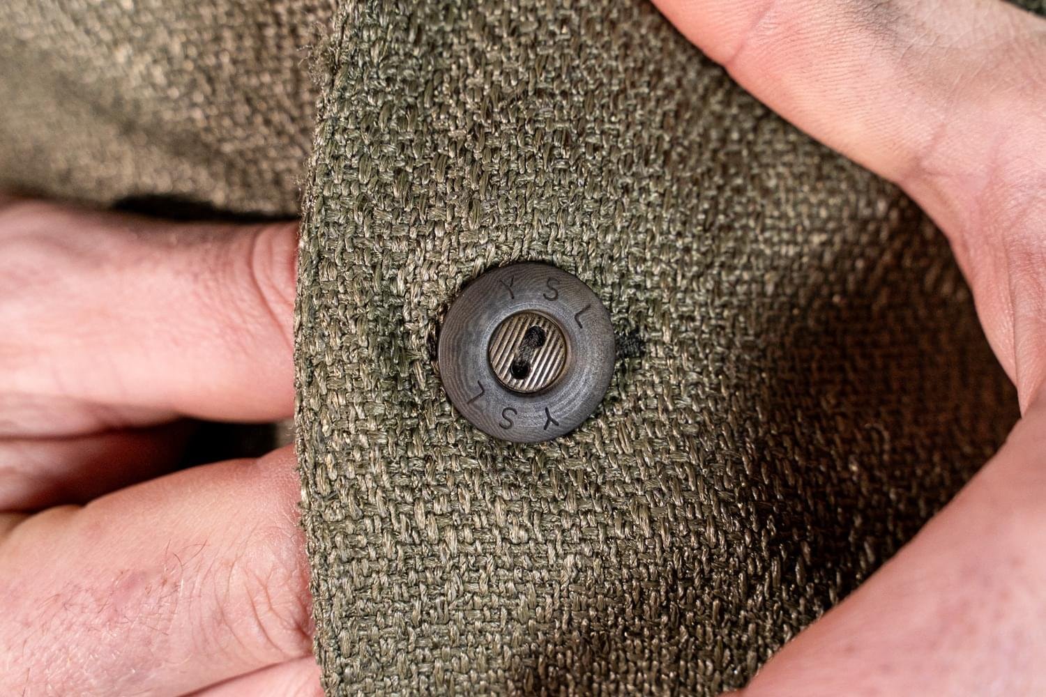 juri-carissimi-abito-boilerino-juta-moss-bottone Bottone Giacca Cropped Sartoriale in Juta color Muschio | Juri Carissimi