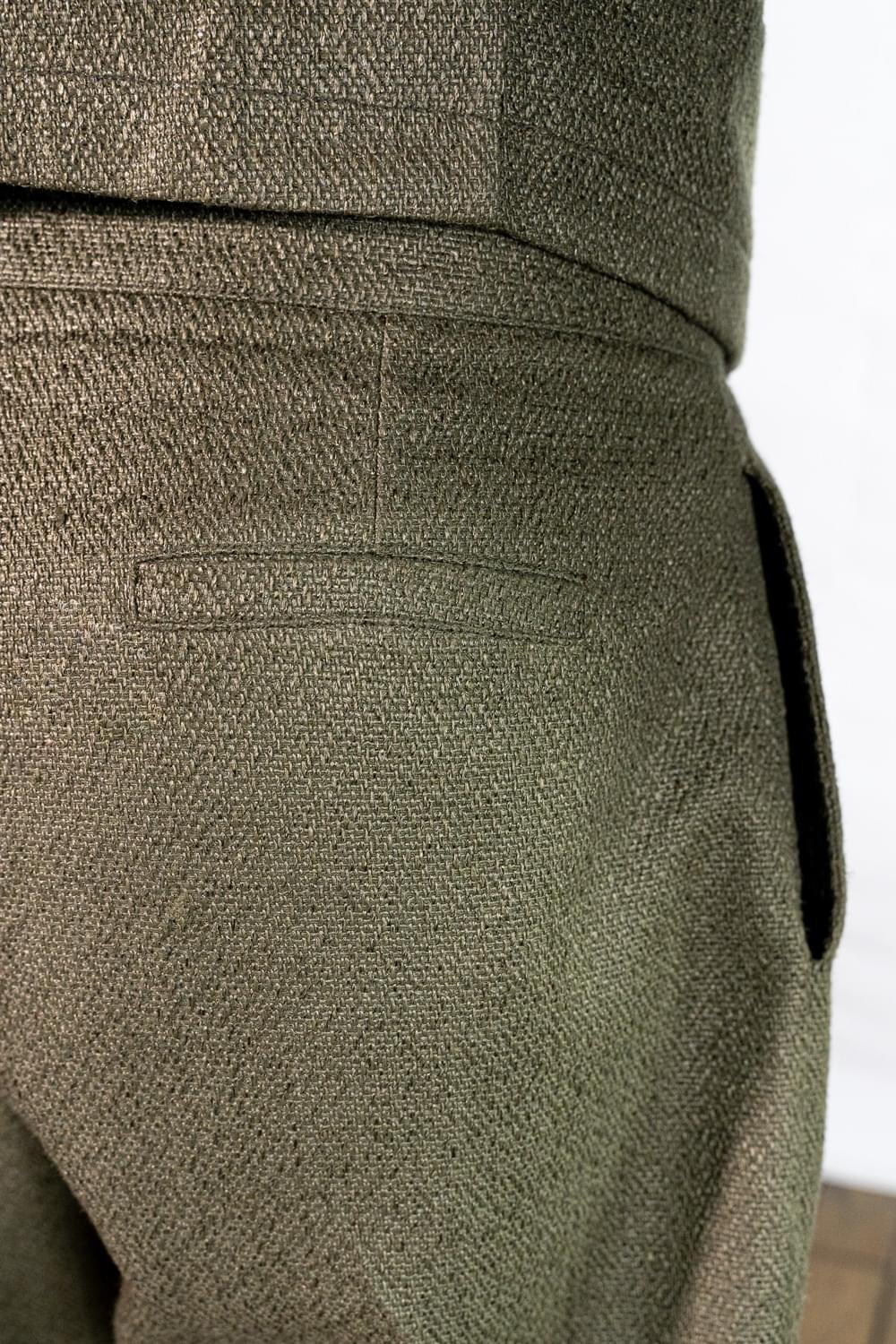 juri-carissimi-abito-boilerino-juta-moss-vita Tasca posteriore Pantalone Sartoriale in Juta color Muschio | Juri Carissimi