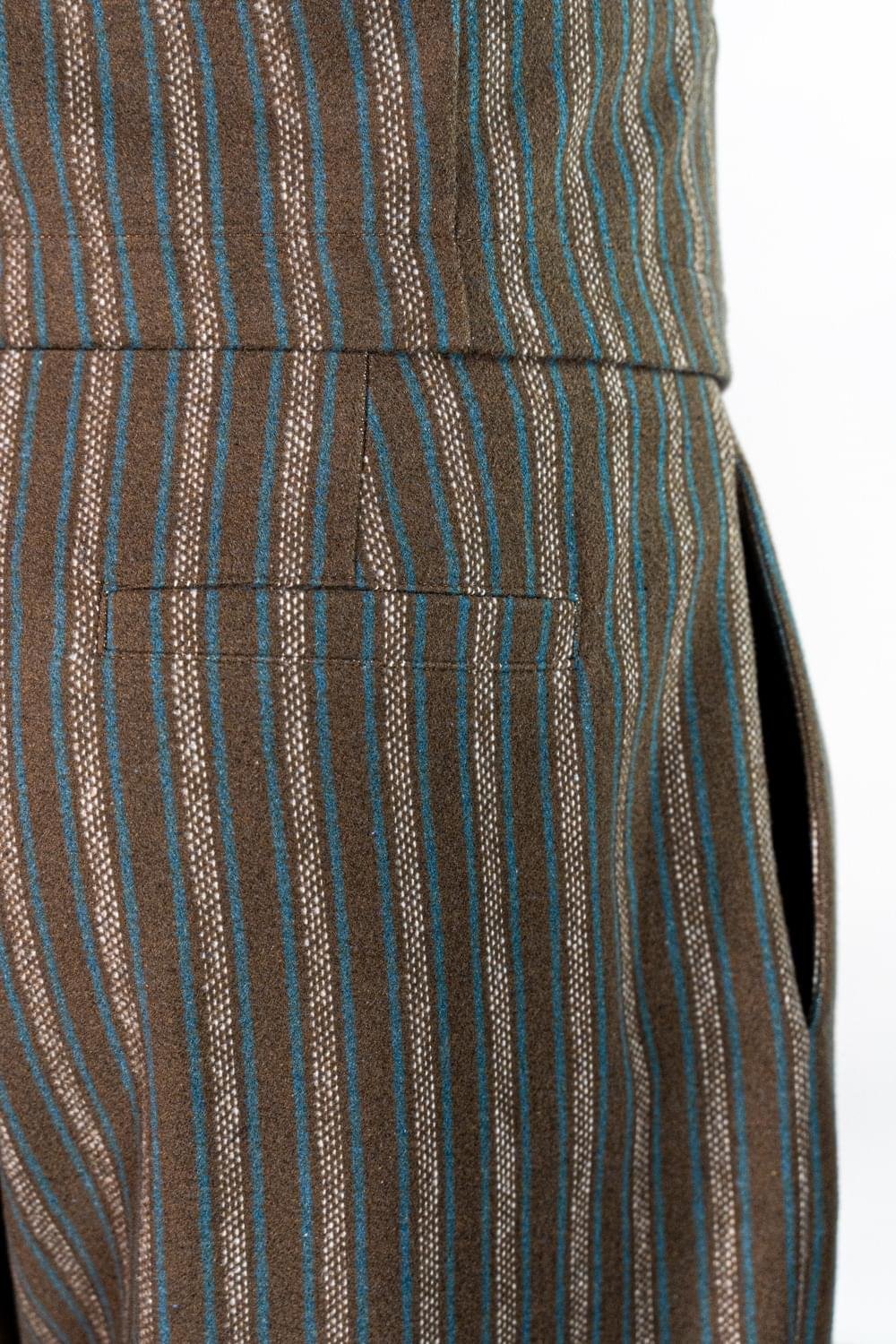 juri-carissimi-abito-boilerino-sofa-vita Tasca posteriore Pantalone Sartoriale in Cotone trama Sofa | Juri Carissimi