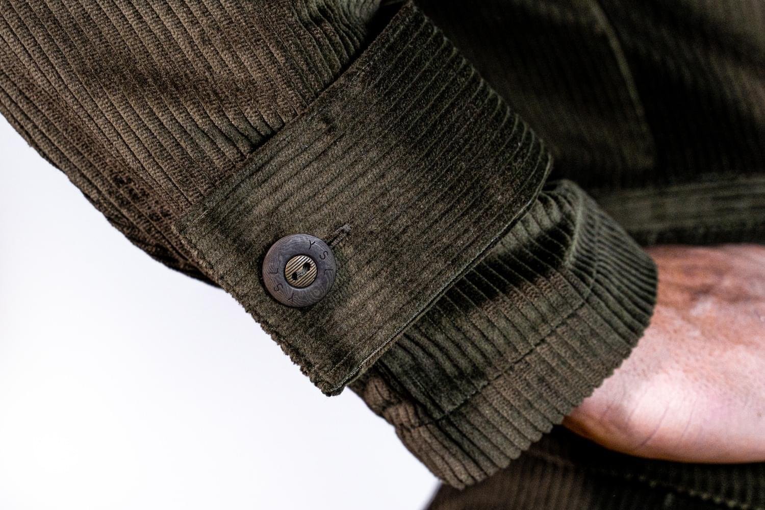 juri-carissimi-abito-rever-moss-velluto-a-coste-bottone-manica Dettaglio bottone manica Giacca Cropped Sartoriale in Velluto a coste | Juri Carissimi