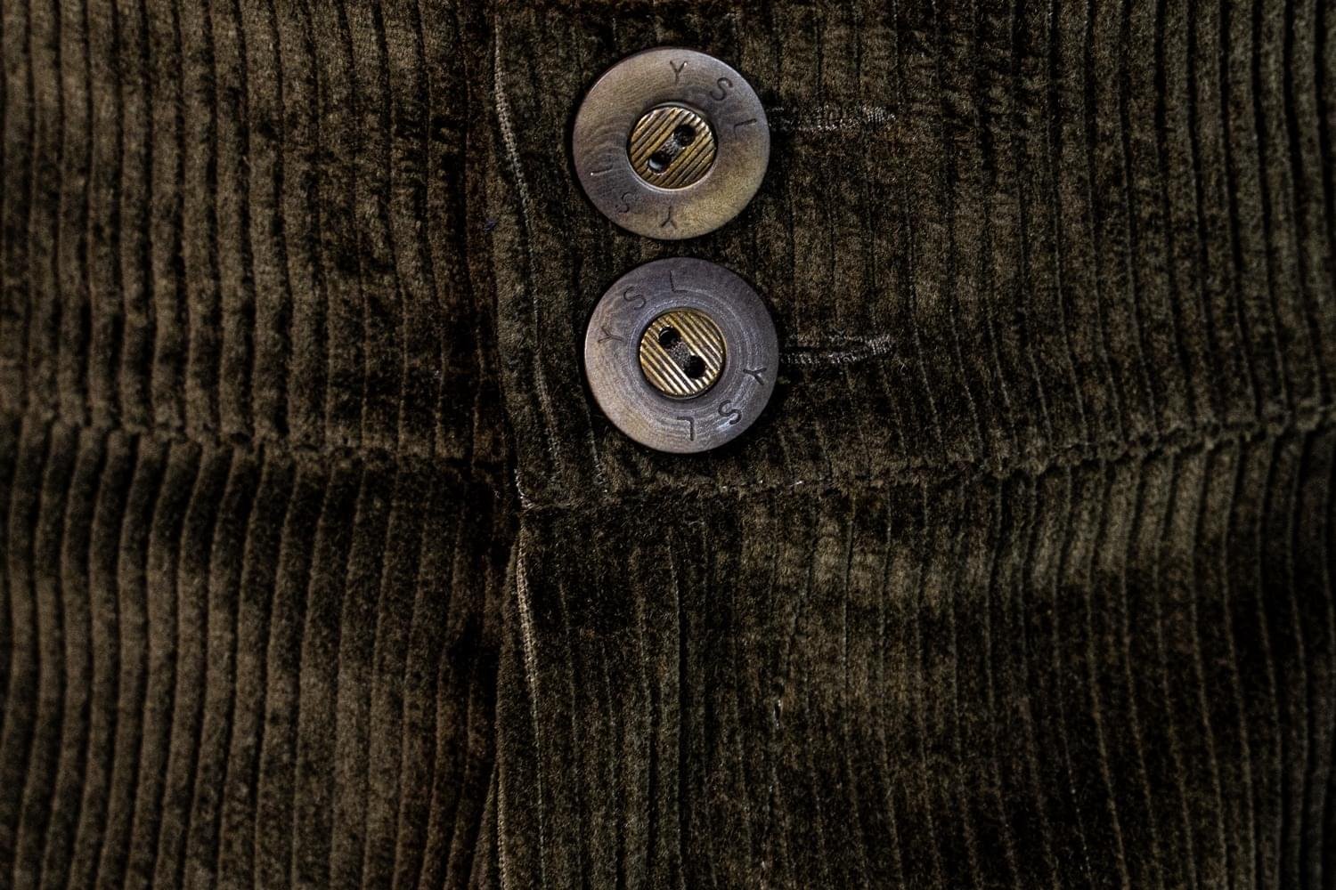 juri-carissimi-abito-rever-moss-velluto-a-coste-bottoni-pantalone Bottoni Pantalone Sartoriale in Velluto a coste | Juri Carissimi