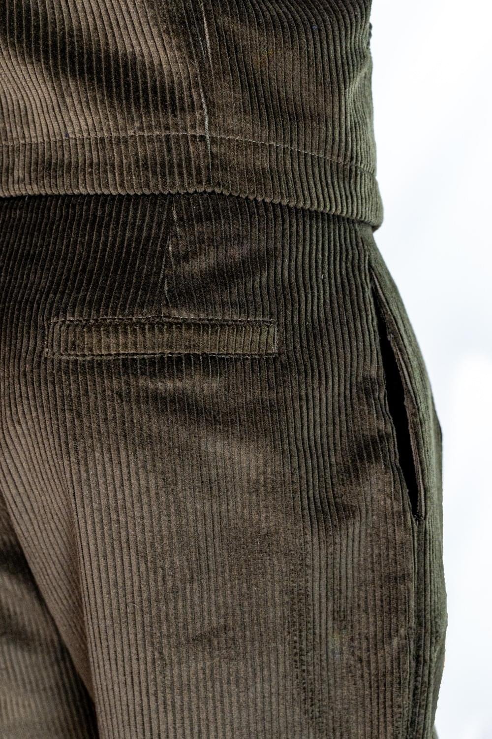 juri-carissimi-abito-rever-moss-velluto-a-coste-vita Tasca posteriore Pantalone Sartoriale in Velluto a coste | Juri Carissimi