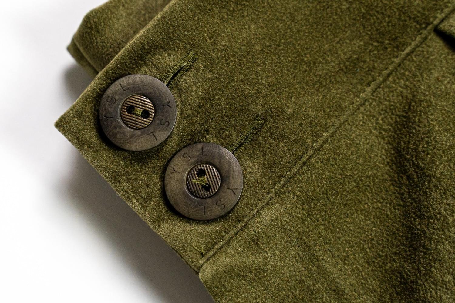 juri-carissimi-bottoni-pantalone-abito-rever-moss juri-carissimi-bottoni-pantalone-abito-rever-moss