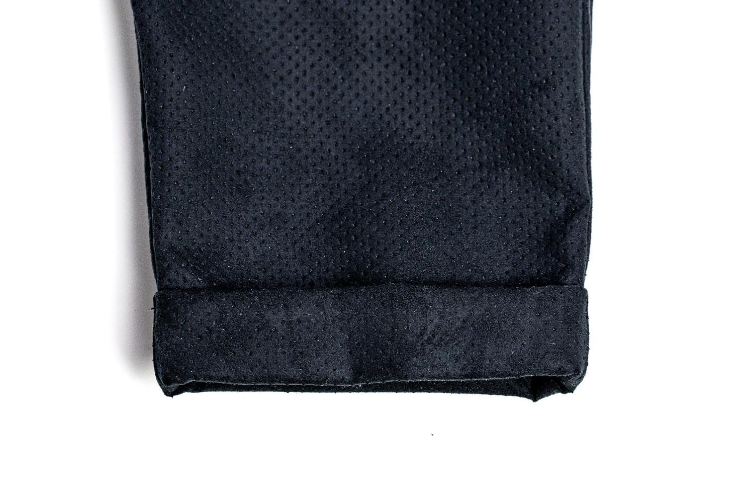 juri-carissimi-cucitura-pantalone-abito-boilerino-alcantara-nera Rsivoltino Pantalone Sartoriale in Alcantara nera | Juri Carissimi