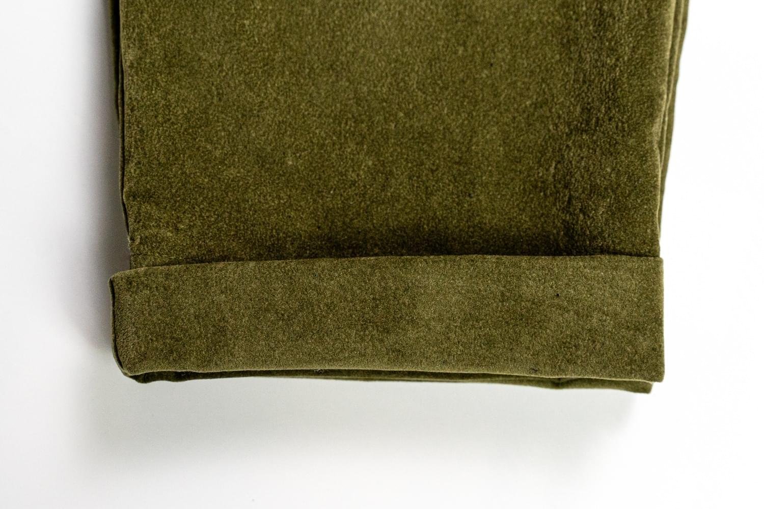 juri-carissimi-cucitura-pantalone-abito-rever-moss juri-carissimi-cucitura-pantalone-abito-rever-moss