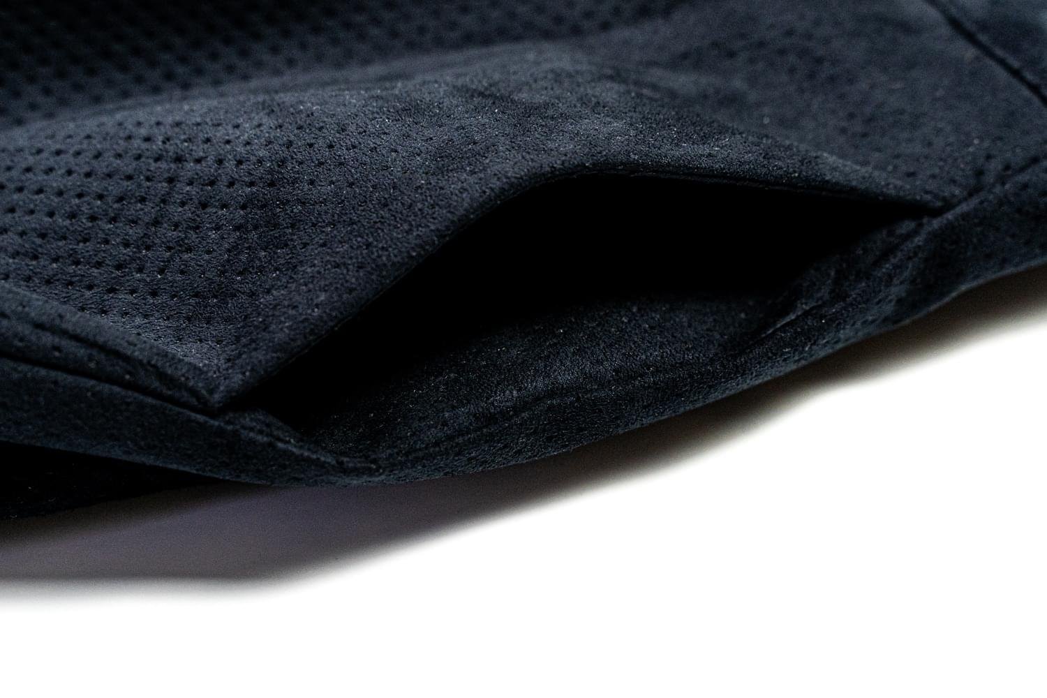 juri-carissimi-tasca-laterale-pantalone-abito-boilerino-alcantara-nera Tasca laterale Pantalone Sartoriale in Alcantara nera | Juri Carissimi