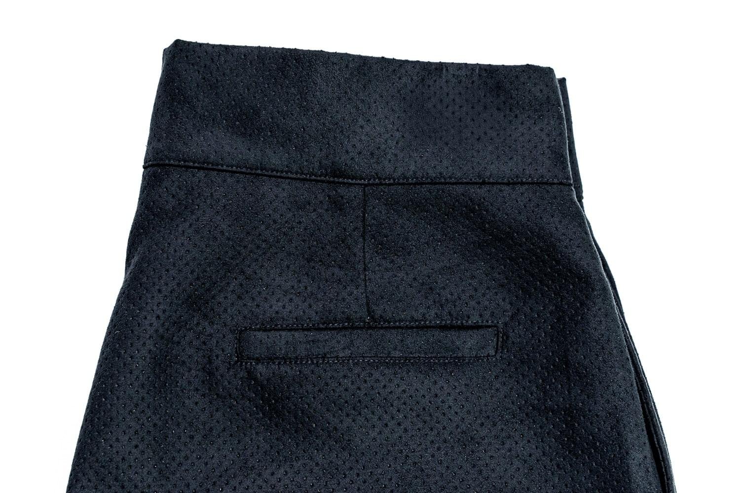 juri-carissimi-tasca-posteriore-pantalone-abito-boilerino-alcantara-nera Tasca posteriore Pantalone Sartoriale in Alcantara nera | Juri Carissimi